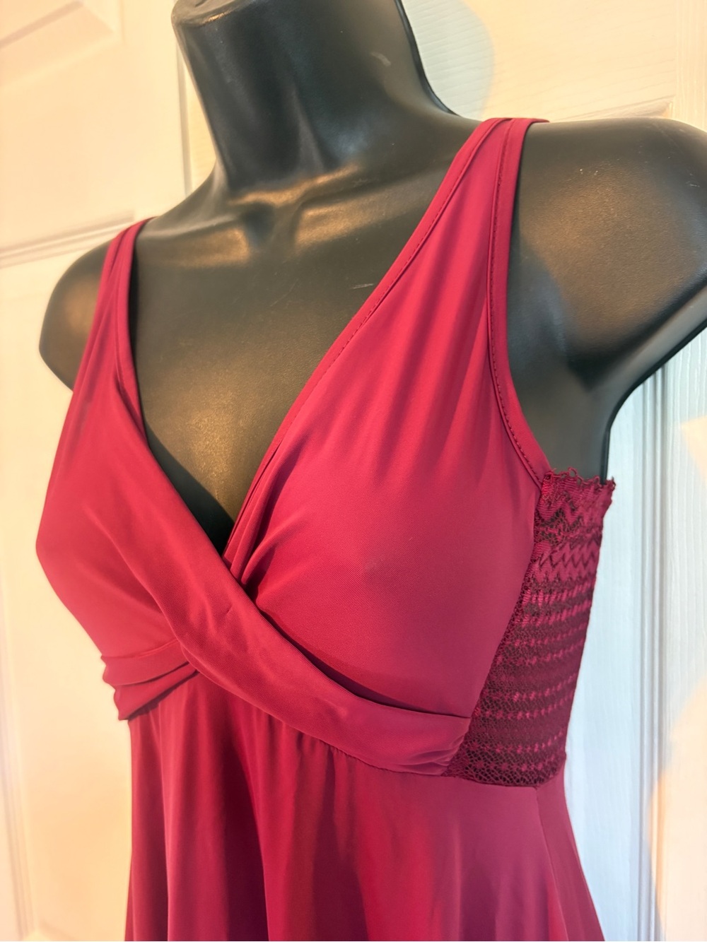 La Vie En Rose Sleeveless Twist-Front lingerie- Berry - Picture 2 of 4